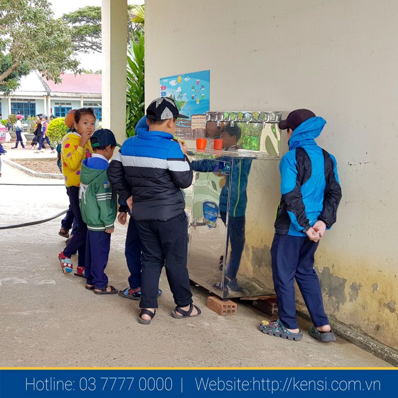 Nguồn nước sạch giúp đảm bảo dức khỏe của học sinh