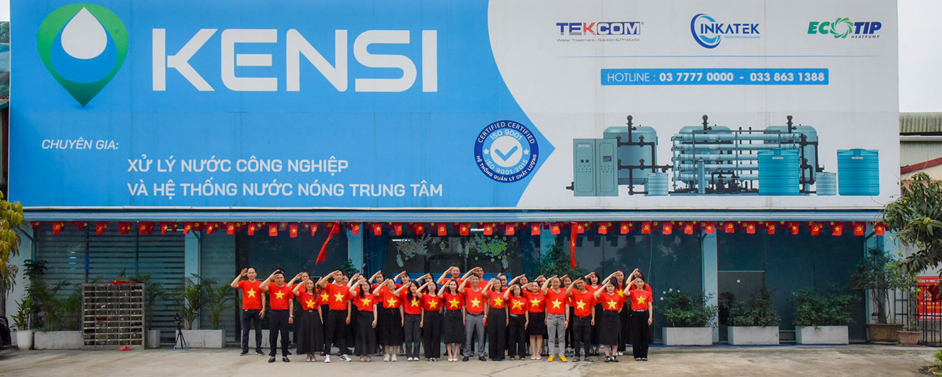 Tập thể chụp ảnh kỷ niệm ngày 30/4 giải phóng Miền Nam năm 2025