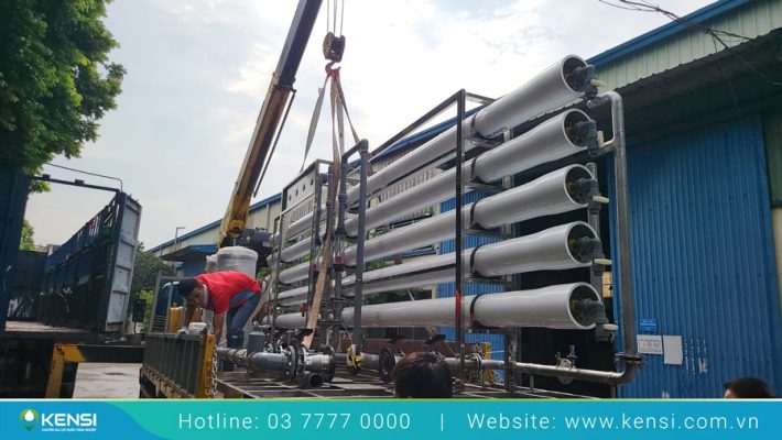 Hệ thống màng RO được vấn chuyển lên xe để vận chuyển tới điểm nhận Hệ thống màng RO được vấn chuyển lên xe để vận chuyển tới điểm nhận