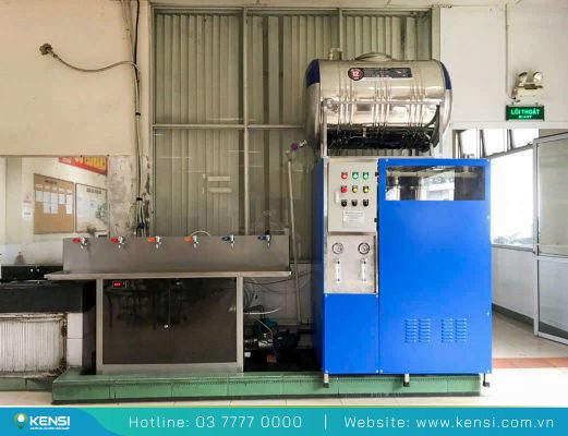 Thực hiện bảo dưỡng bộ khử khuẩn ở hệ thống lọc nước Thực hiện bảo dưỡng bộ khử khuẩn ở hệ thống lọc nước